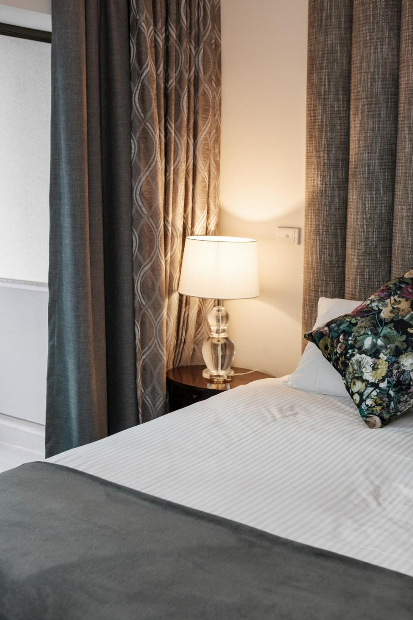 Modern Nomads Spacious Urban With Living Pool And Balcony Apartment Melbourne