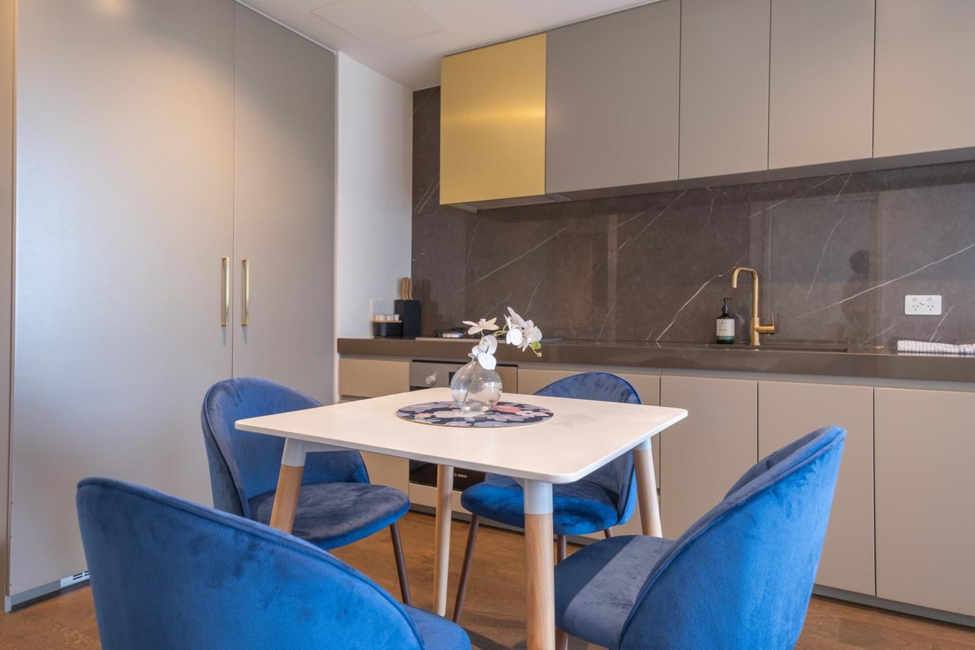 Relaxed 1br1ba View Wifi In Heart Melcbd Apartment *