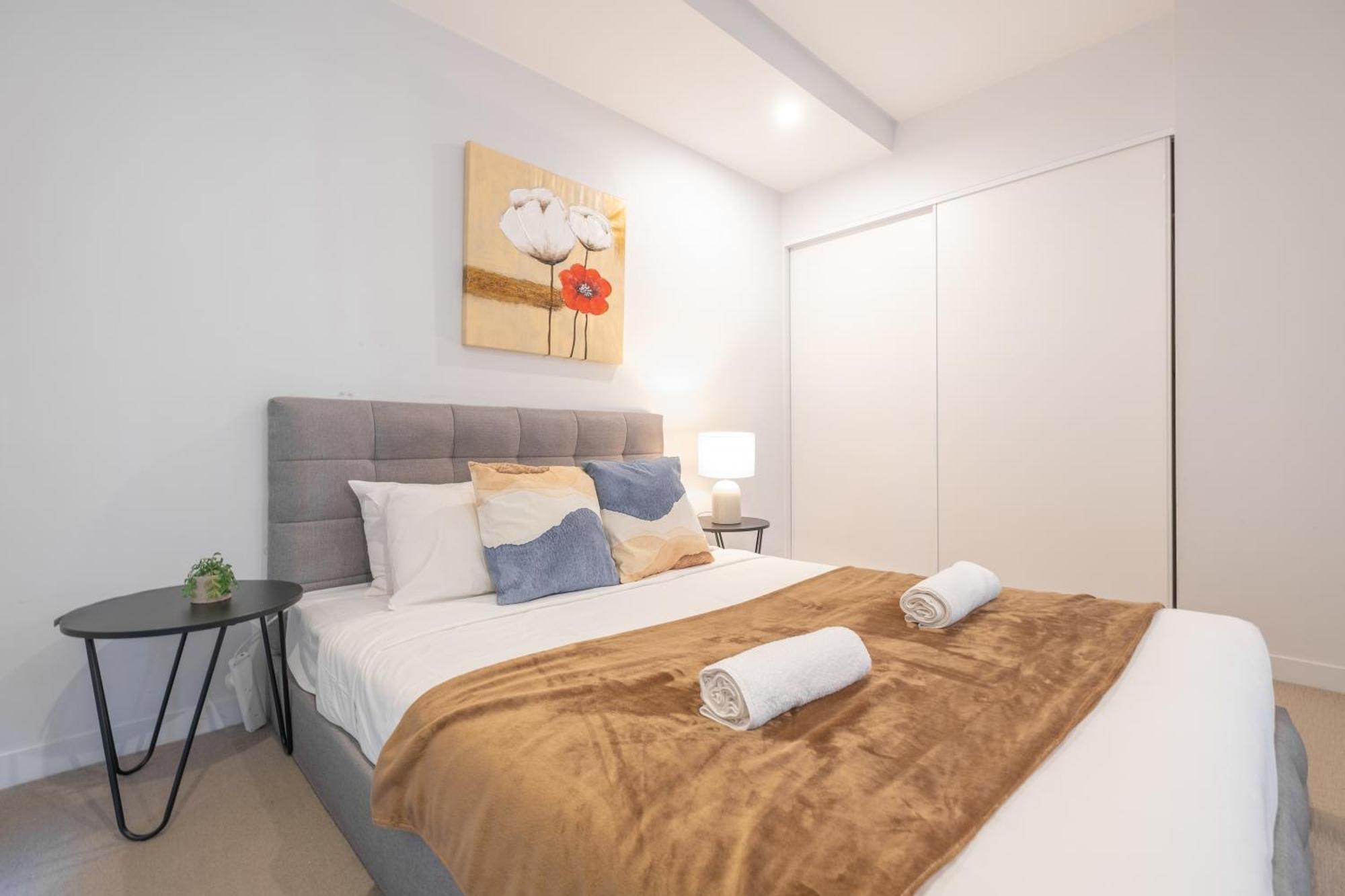 Bright 1br1ba In Mel Cbd Balcony Wifi Apartment