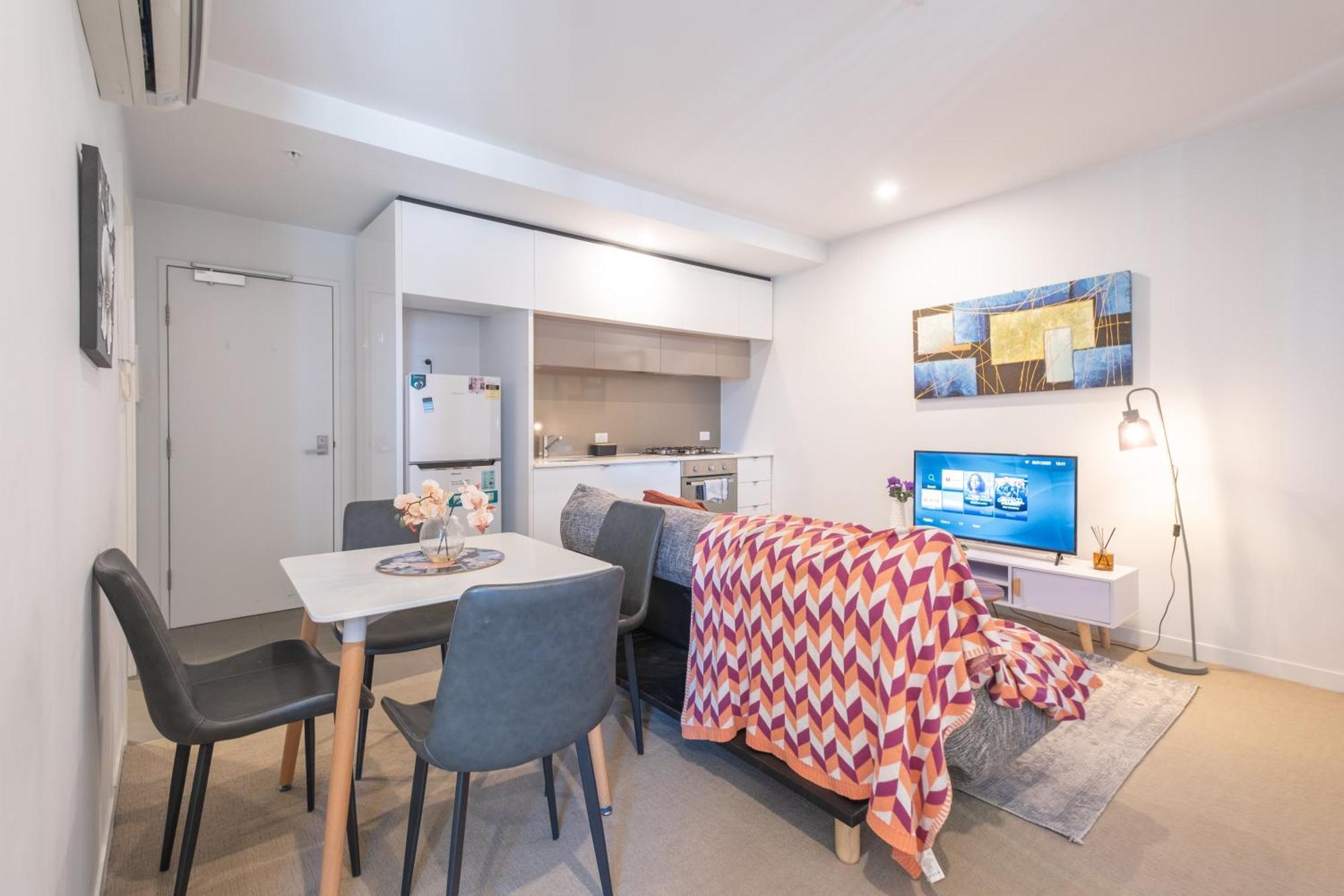 Bright 1br1ba In Mel Cbd Balcony Wifi Apartment Melbourne