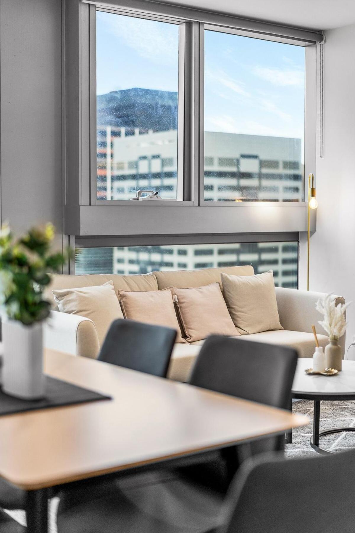 Luxurious In Southern Cross-harbour Views 3b2b Apartment Melbourne