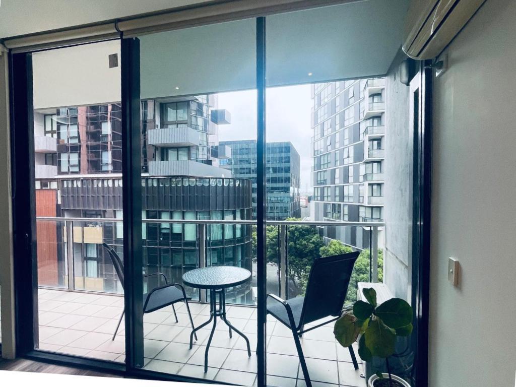 Bed & Breakfast Docklands Cosy 1-bedroom With Wifi, Gym, Pool & Garden Terrace. Melbourne