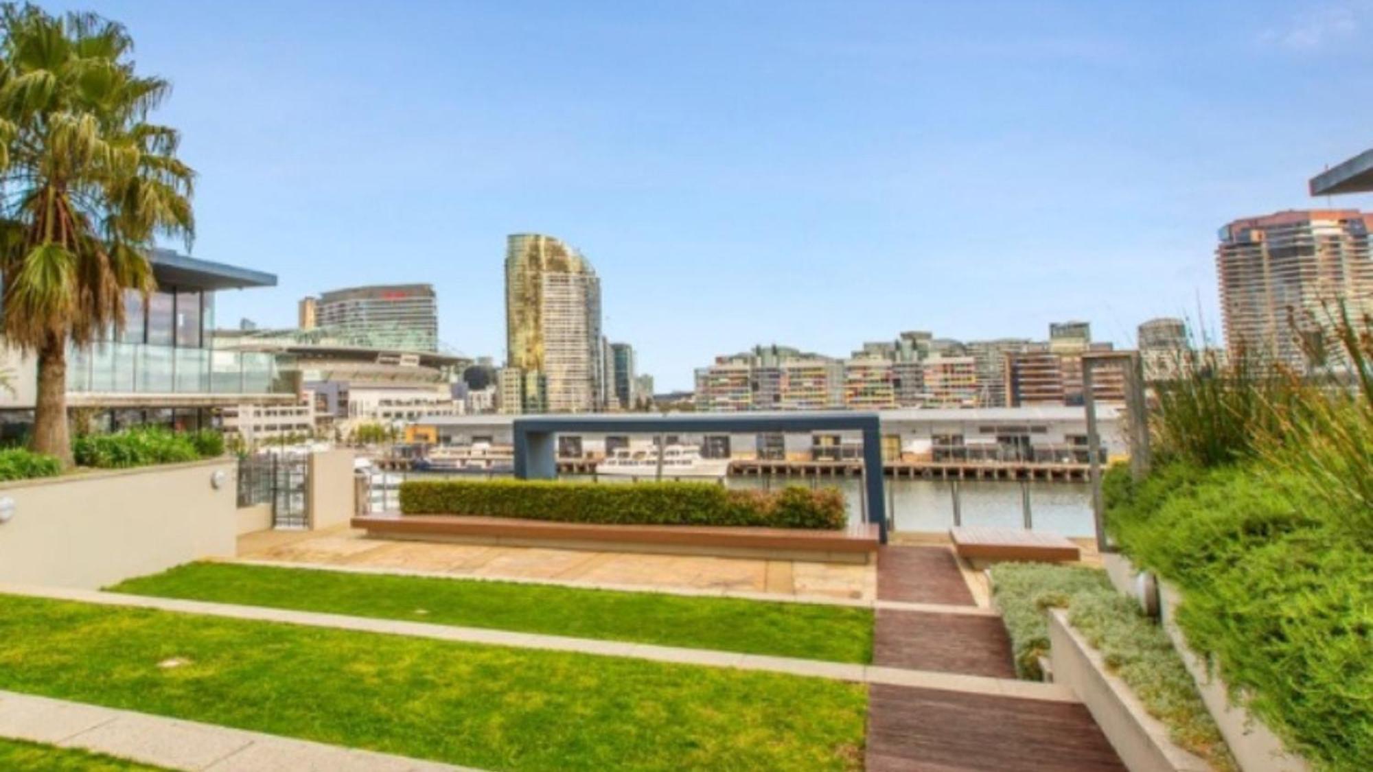 Docklands Cosy 1-bedroom With Wifi, Gym, Pool & Garden Terrace. Bed & Breakfast