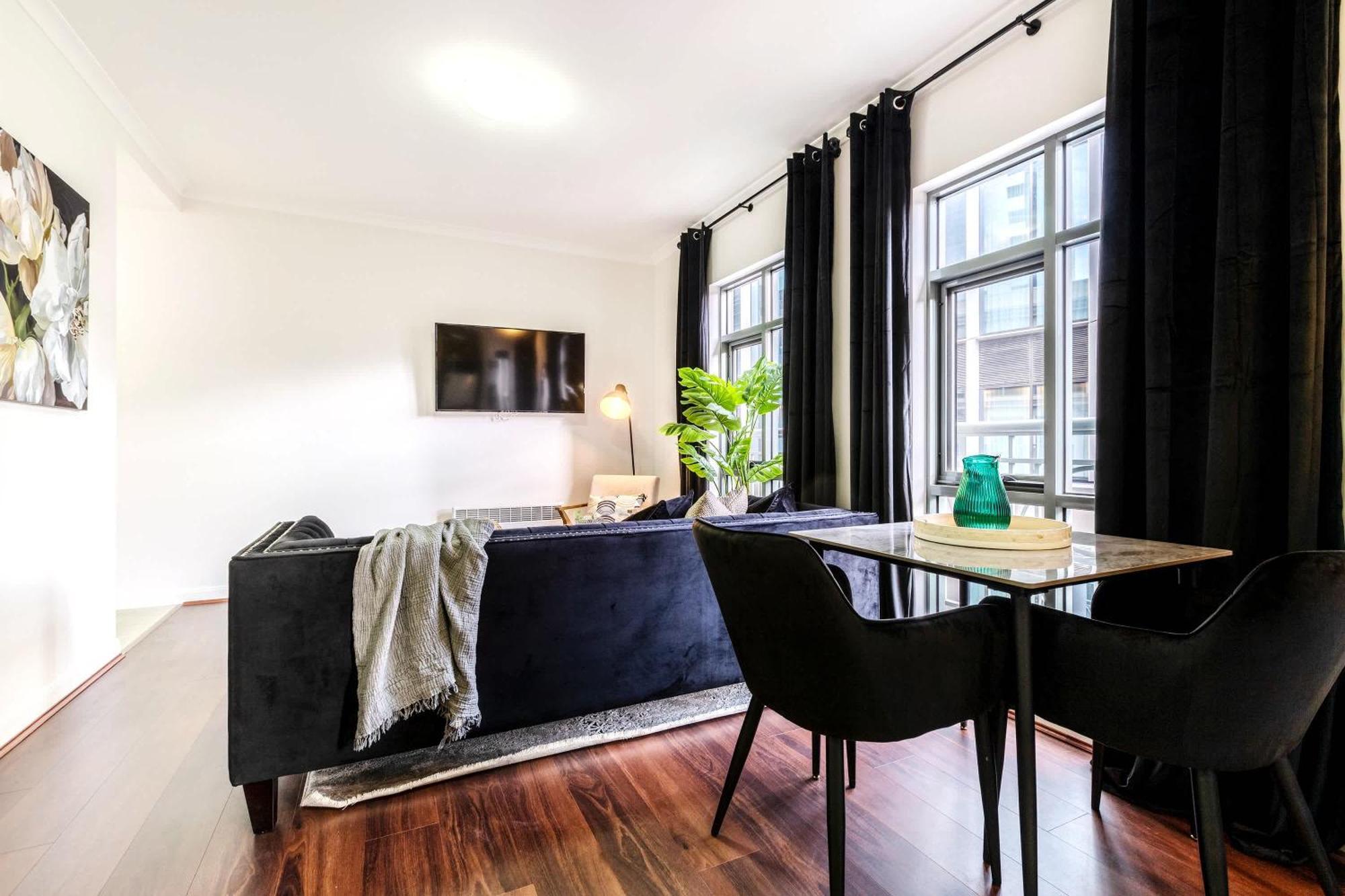 Vaquay Monet In Cbd Apartment *