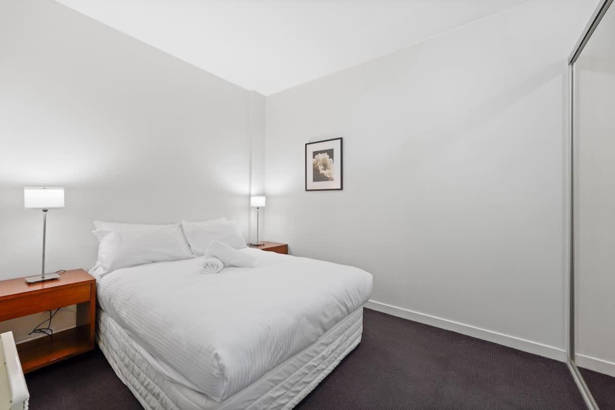Stadium - Cbd Living On Little Bourke Apartment