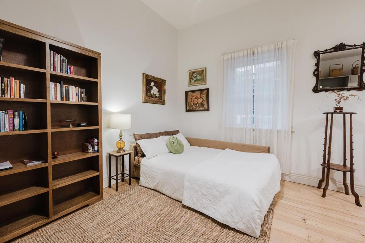 Apartment Centre - Amazing Location!