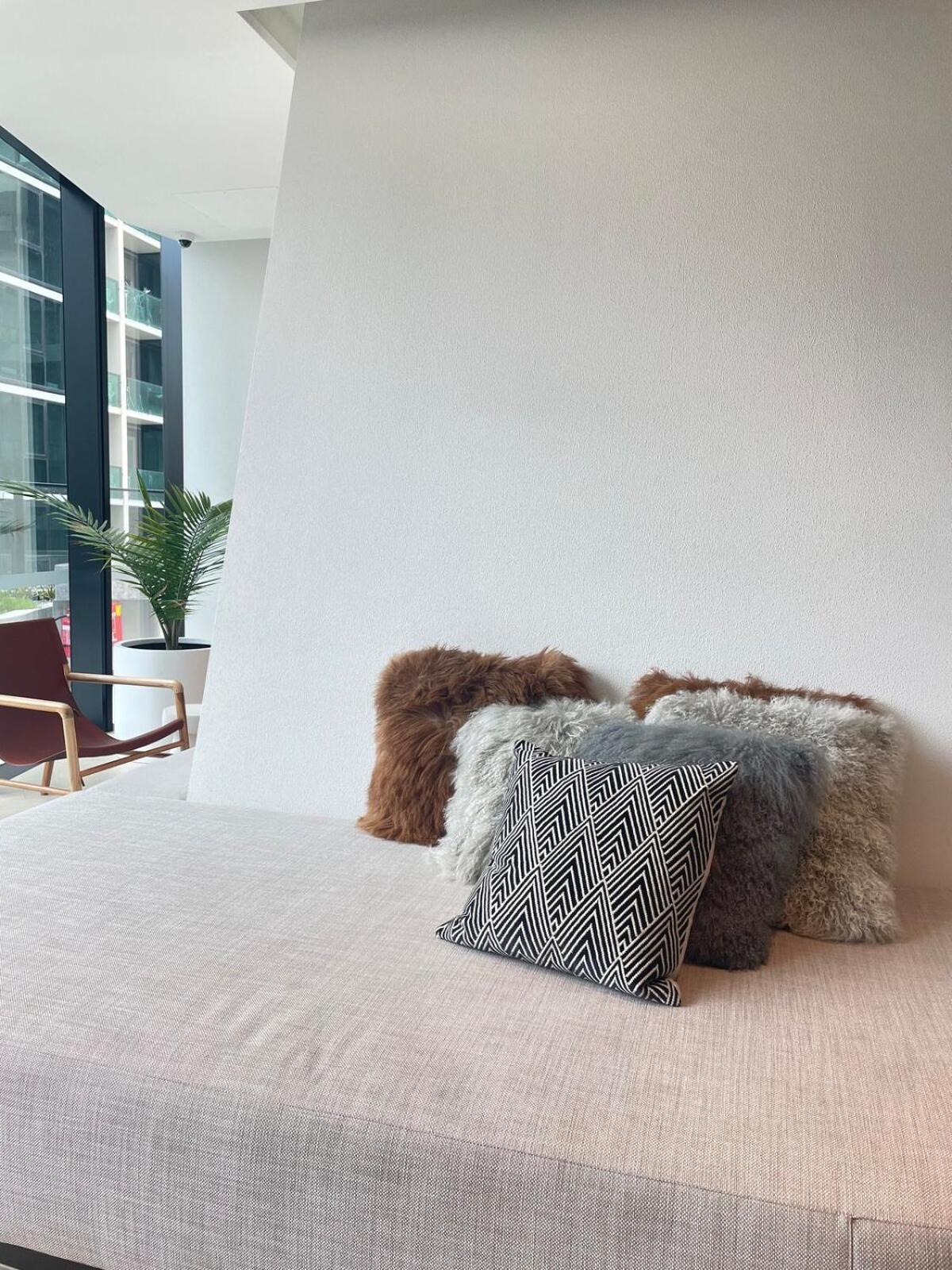 Apartment Oasis With High-end Amenity Melbourne