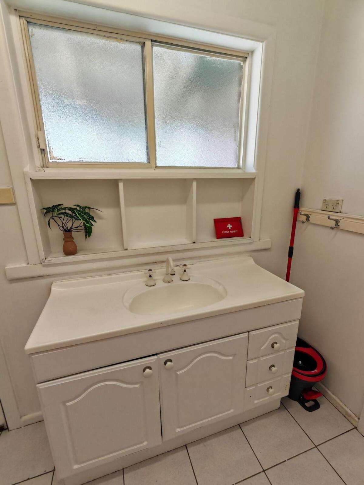 Northern Home-close To Airport, Walk To Train