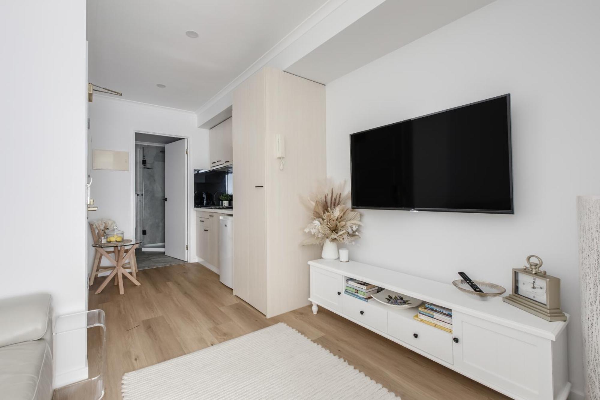 Modern Nomads Classic Modern 1br Walk To Marvel & Qv Market Apartment *