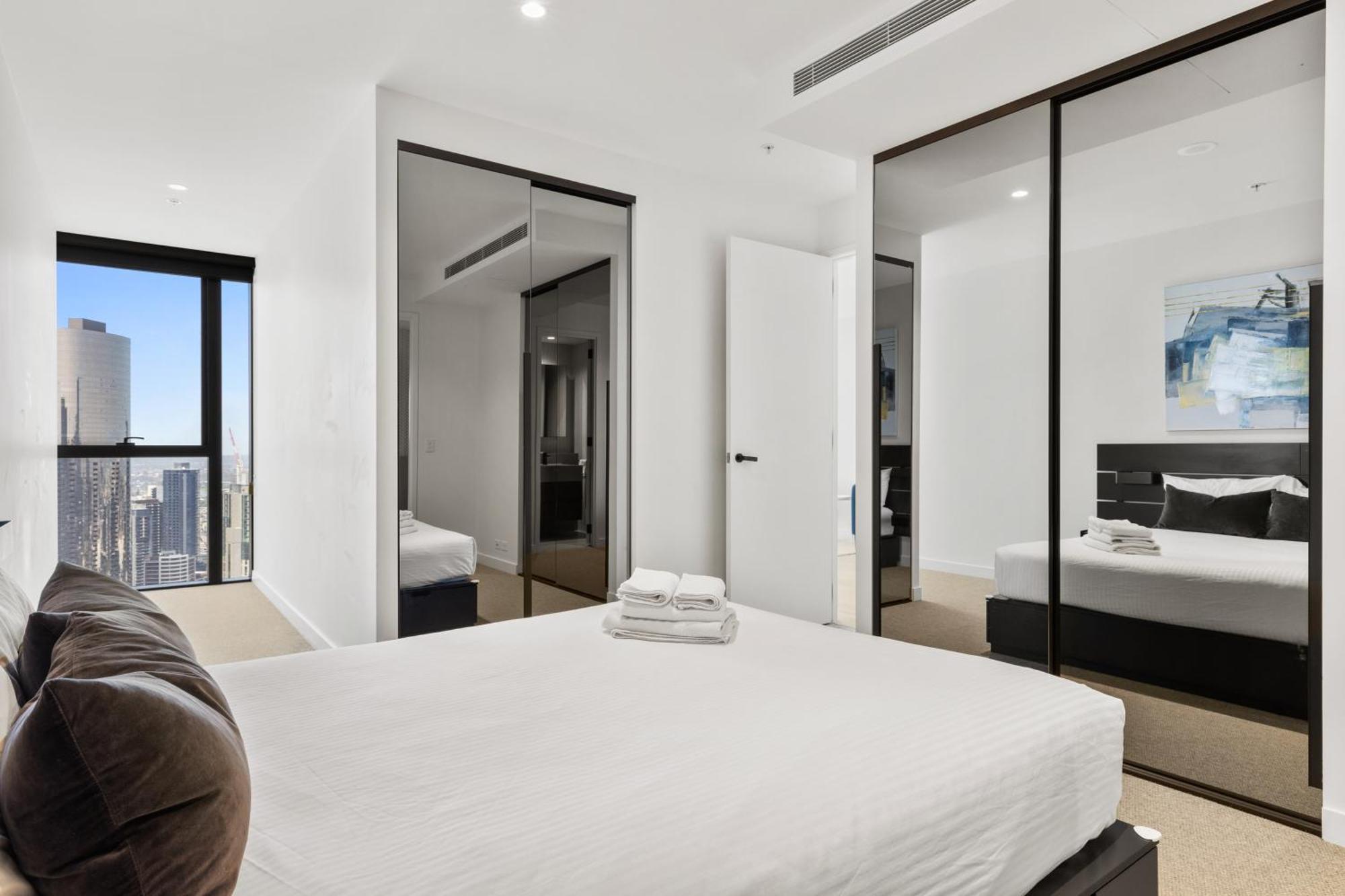 Panoramic View Two Bedrooms At Collins House Apartment