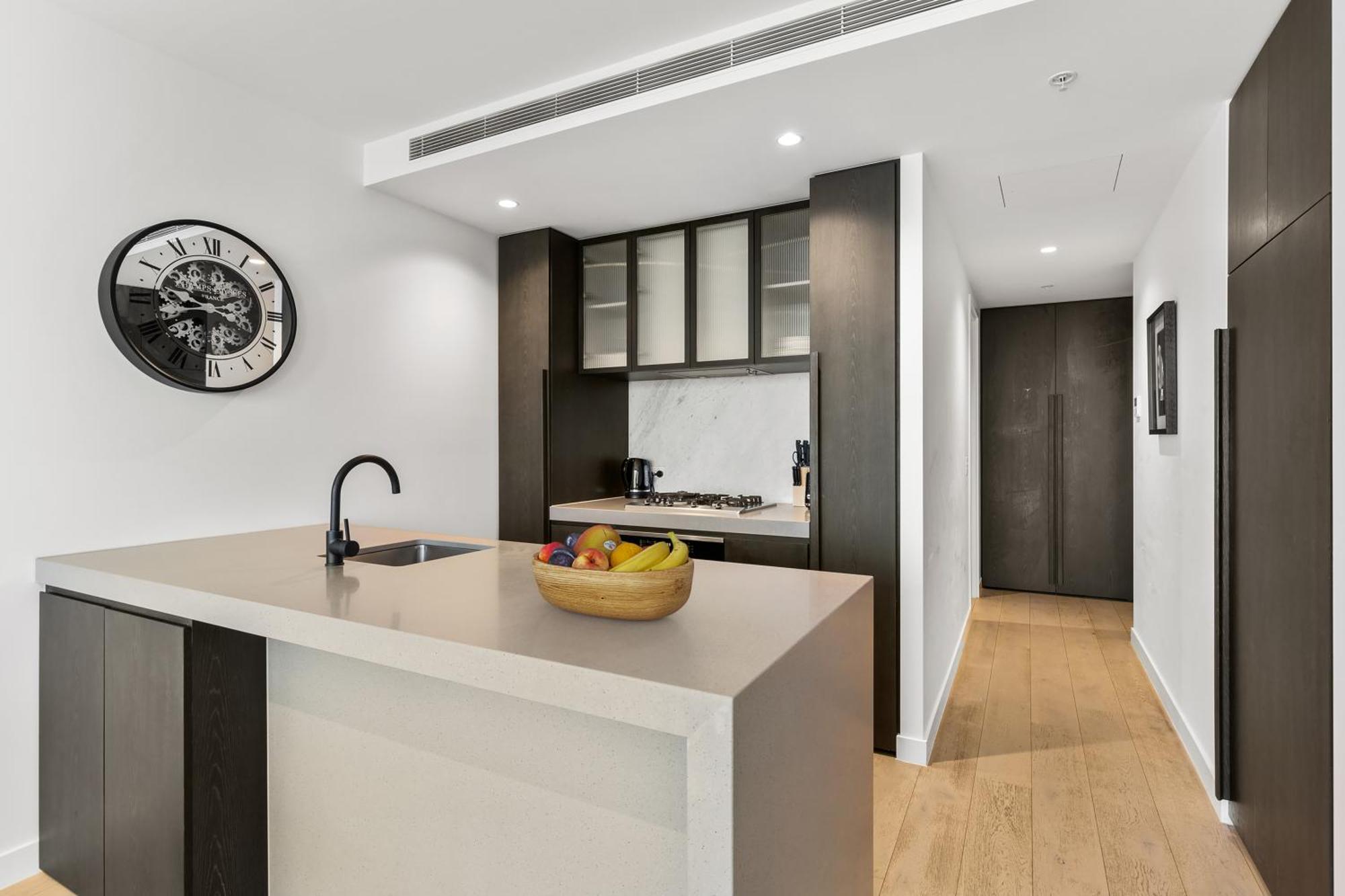 Panoramic View Two Bedrooms At Collins House Apartment