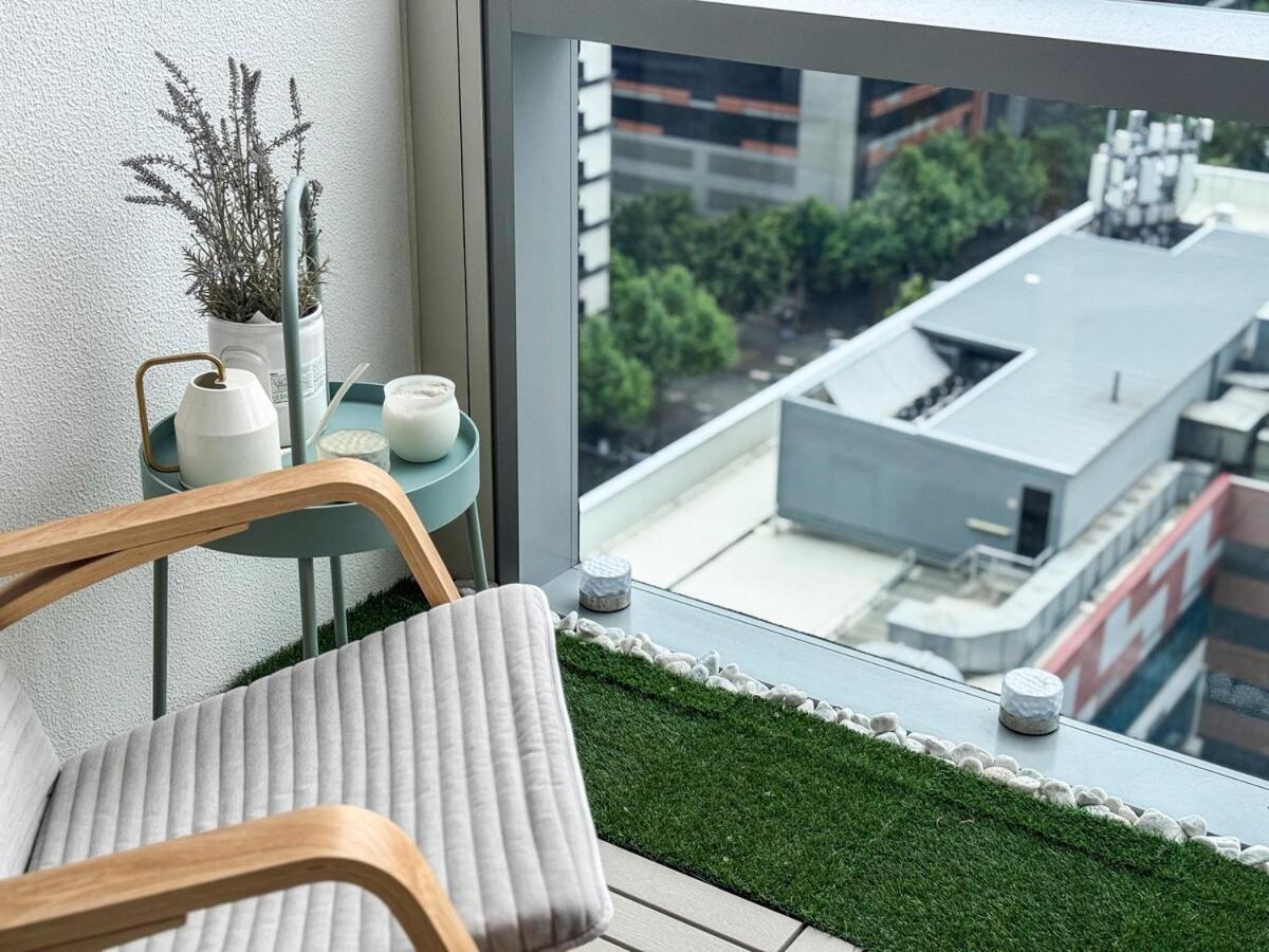 Apartment Free Parking Stylish Urban Escape Views *