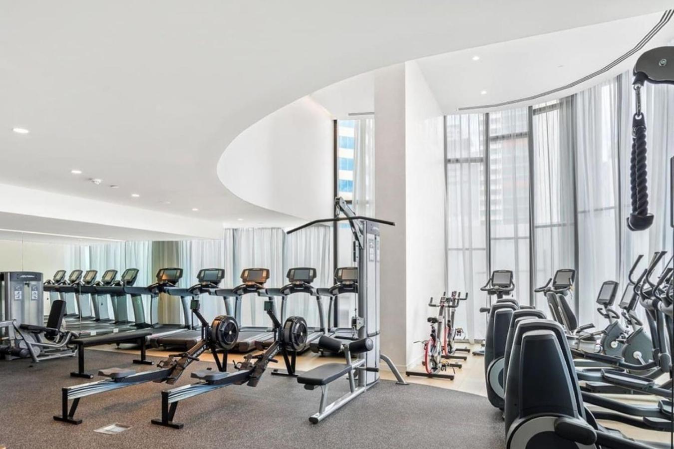 Modern 2br Pool, And Gym In Cbd Melbourne