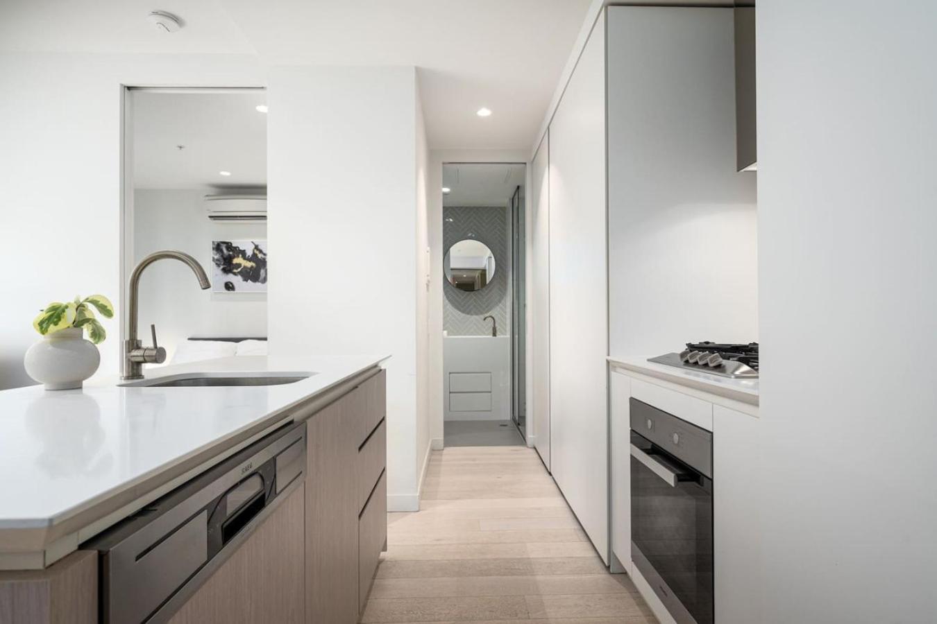 Apartment Modern 2br Pool, And Gym In Cbd Melbourne