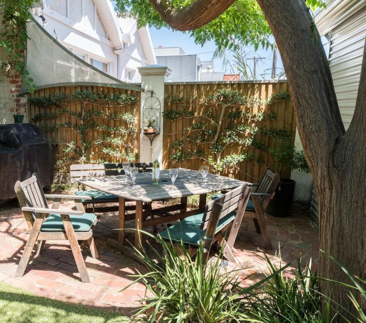 Bright With Garden And Relaxing Bath Holiday home Melbourne