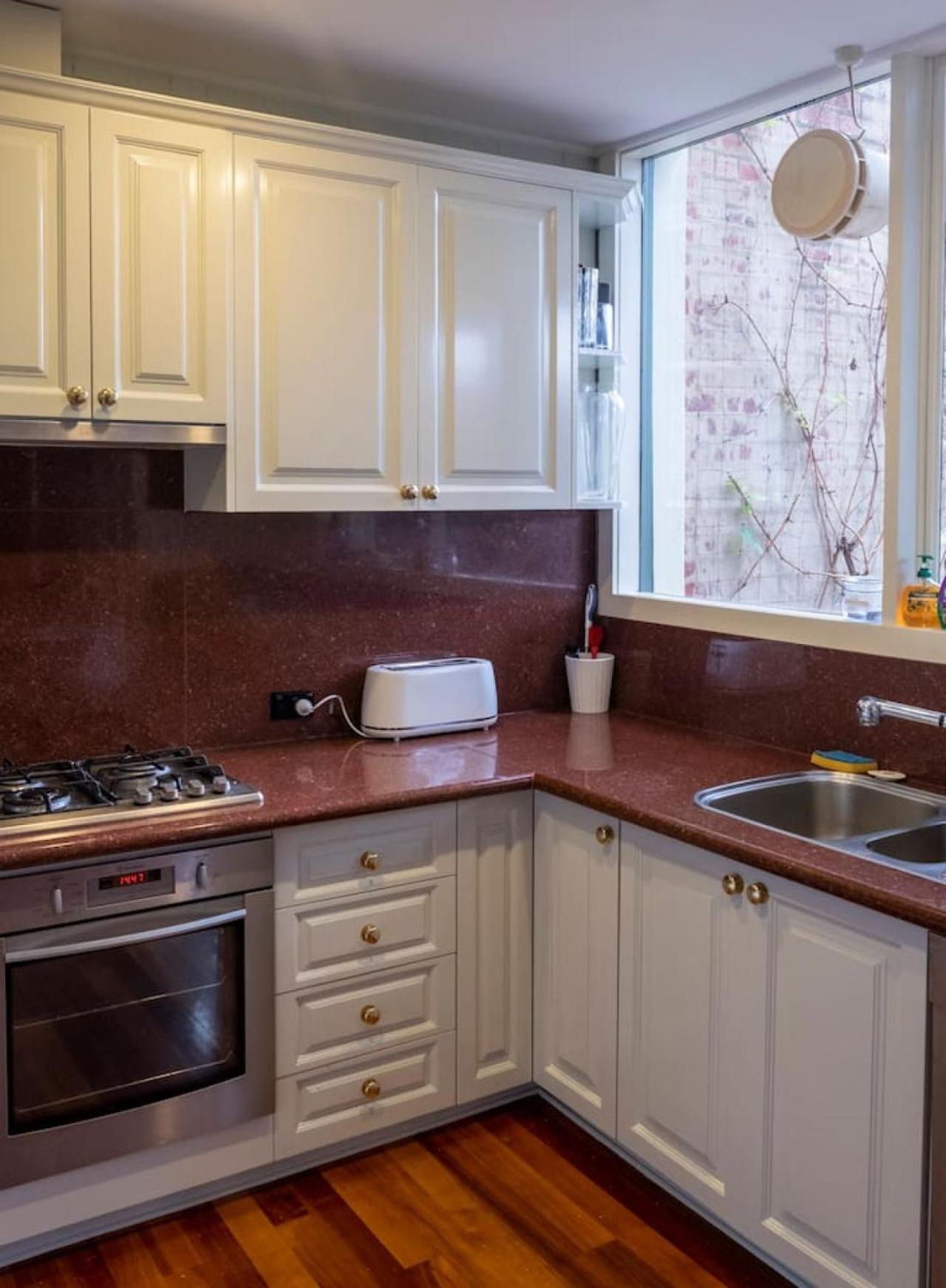 Bright With Garden And Relaxing Bath Holiday home Melbourne