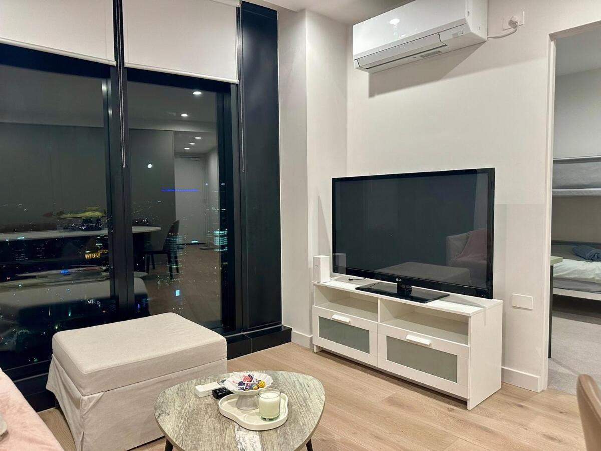 380 Lonsdale Apartment