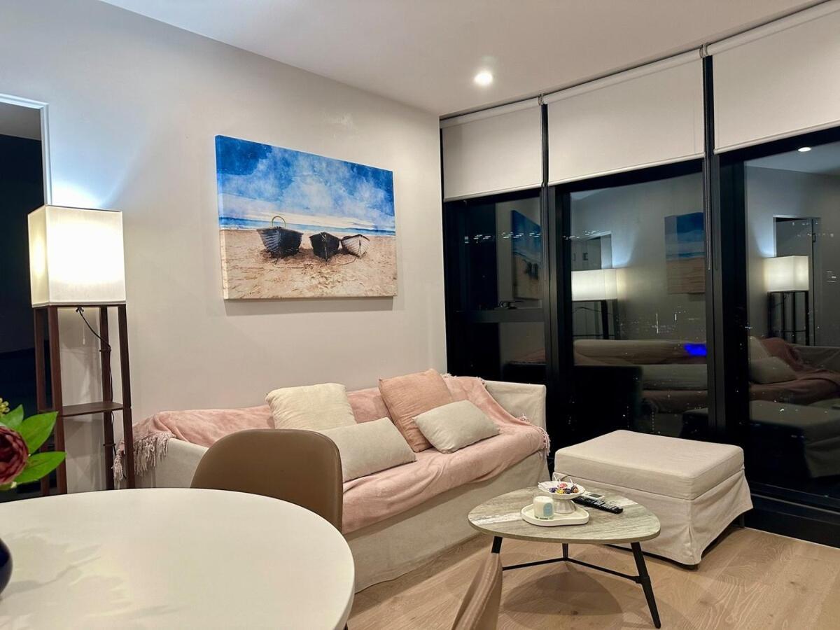 380 Lonsdale Apartment *