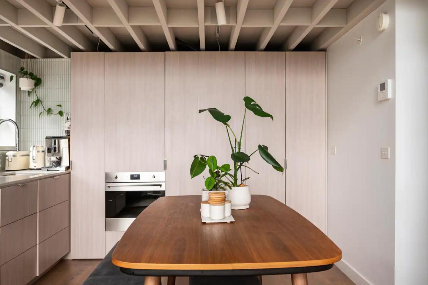 Centrally Located Modern Loft W Free Parking, Infinity Pool, Workspace Apartment Melbourne