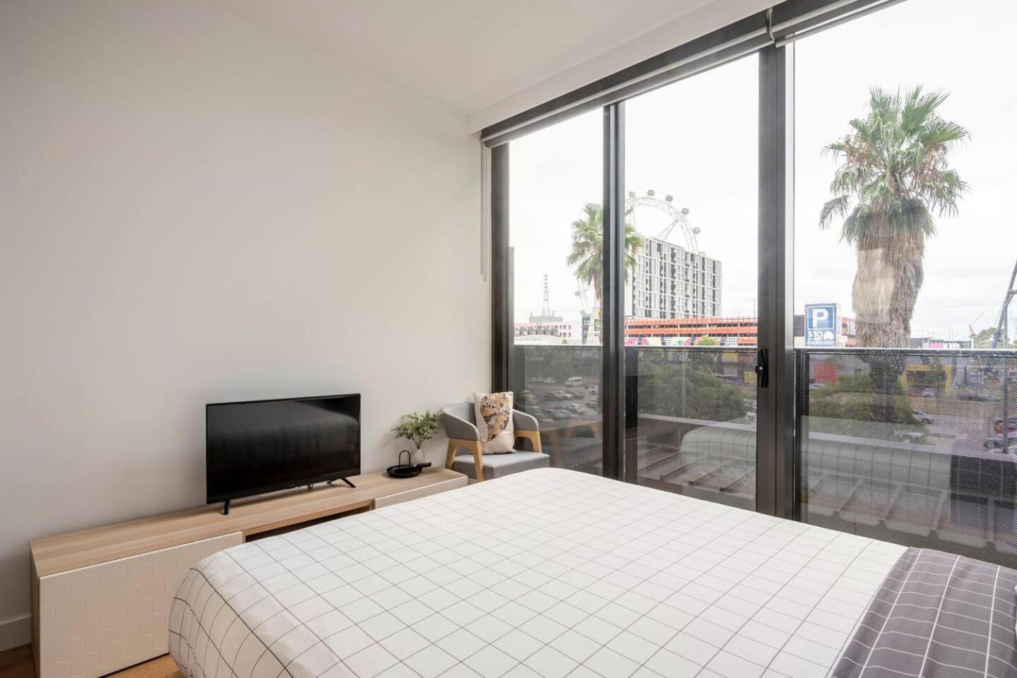 Centrally Located Modern Loft W Free Parking, Infinity Pool, Workspace * Melbourne