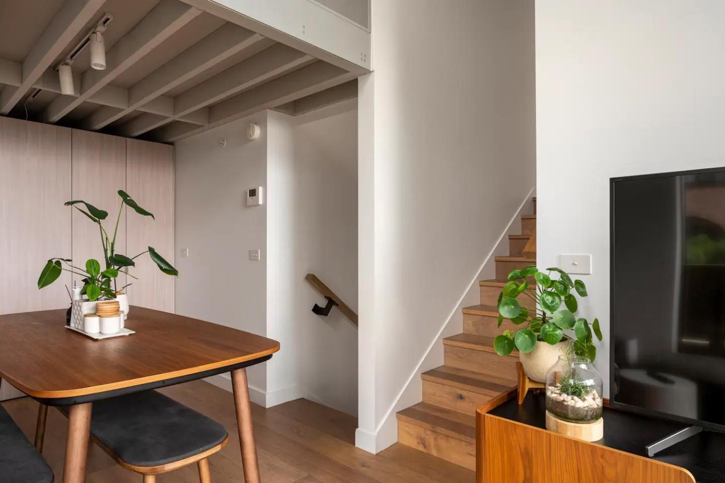 Centrally Located Modern Loft W Free Parking, Infinity Pool, Workspace Apartment *