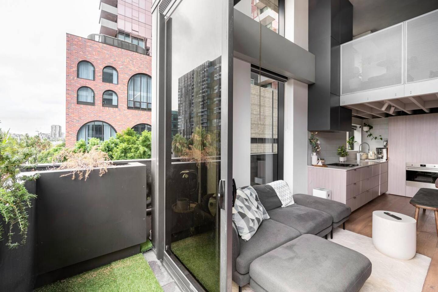 Centrally Located Modern Loft W Free Parking, Infinity Pool, Workspace Apartment Melbourne