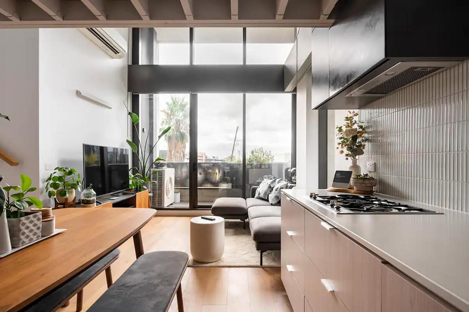 Centrally Located Modern Loft W Free Parking, Infinity Pool, Workspace Apartment *