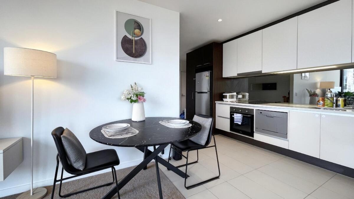 Skyline Oasis With Balcony In Lonsdale Melbourne