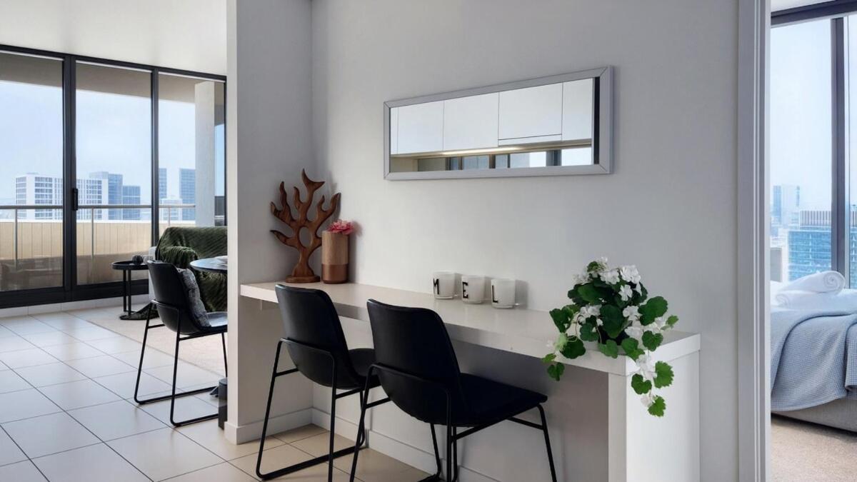 Skyline Oasis With Balcony In Lonsdale *