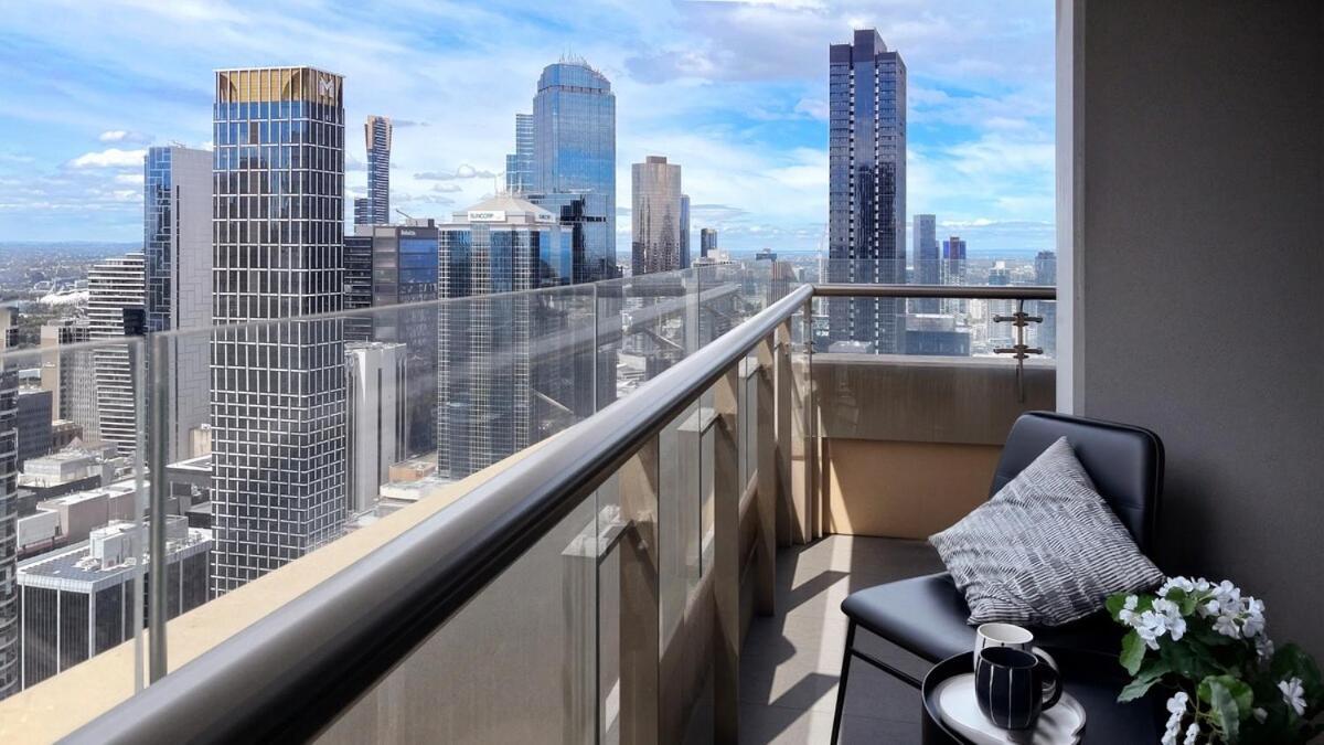 Apartment Skyline Oasis With Balcony In Lonsdale Melbourne