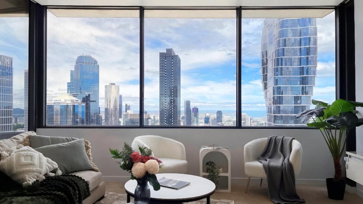 Skyline Oasis With Balcony In Lonsdale *