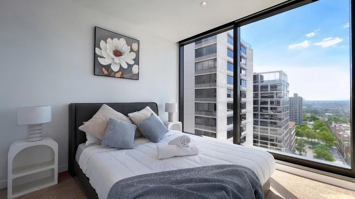 Skyline Oasis With Balcony In Lonsdale Melbourne