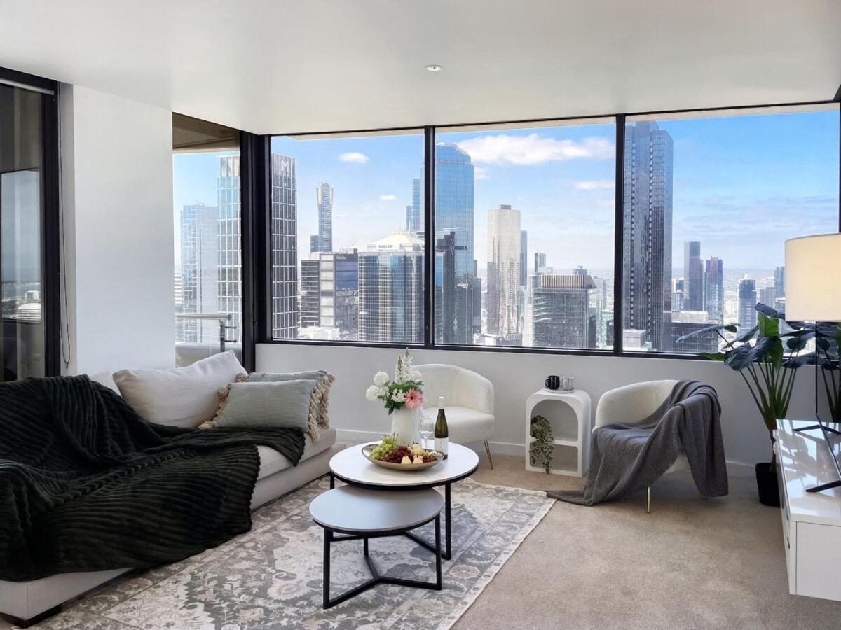 Skyline Oasis With Balcony In Lonsdale Apartment *