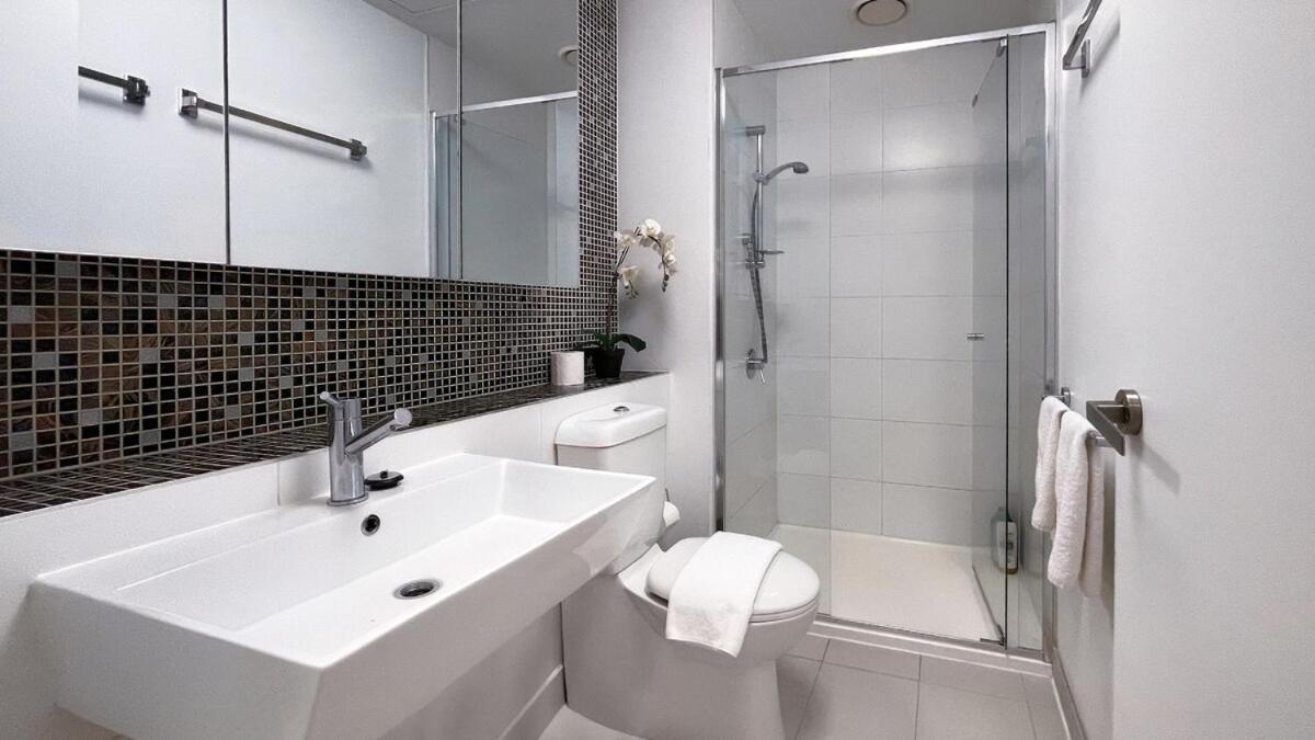 Skyline Oasis With Balcony In Lonsdale *