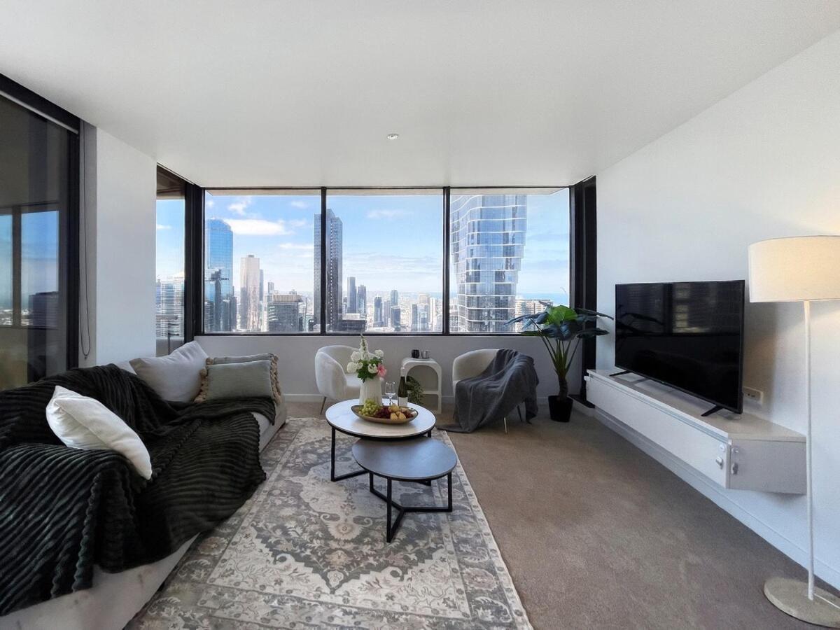 Skyline Oasis With Balcony In Lonsdale