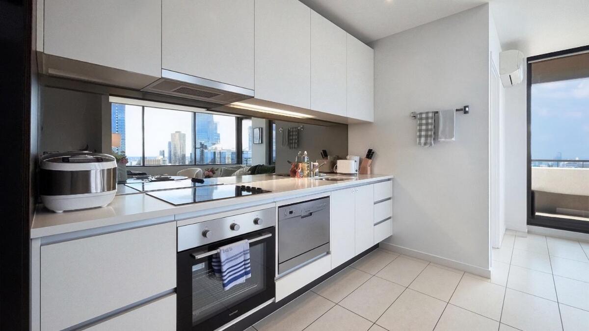 Apartment Skyline Oasis With Balcony In Lonsdale