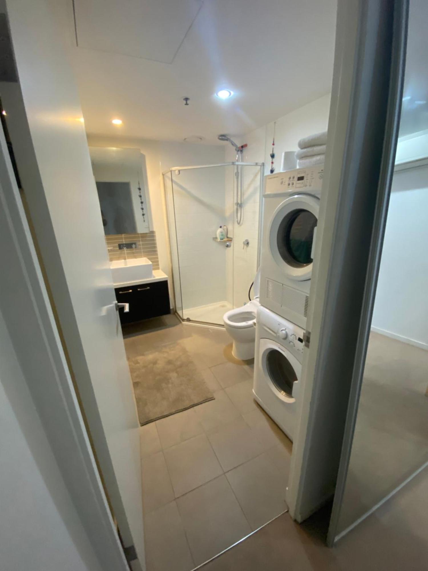 Luxury Next To Large Private Balcony With Views * Melbourne