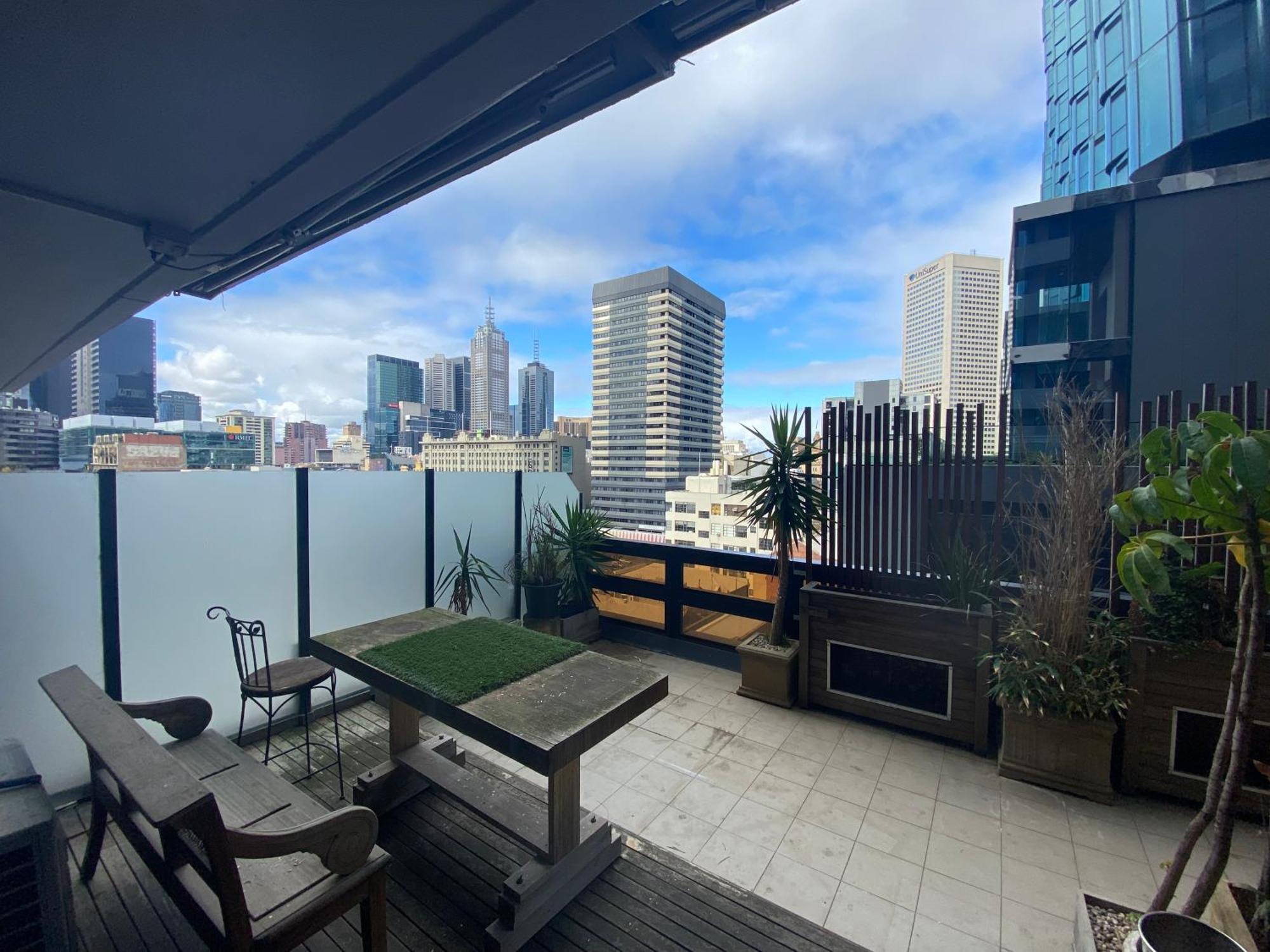 Apartment Luxury Next To Large Private Balcony With Views *
