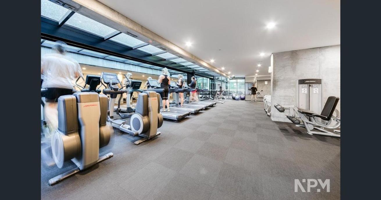 Apartment L3006 Penthouse With Balcony Gym Pool Sauna And Garden Melbourne