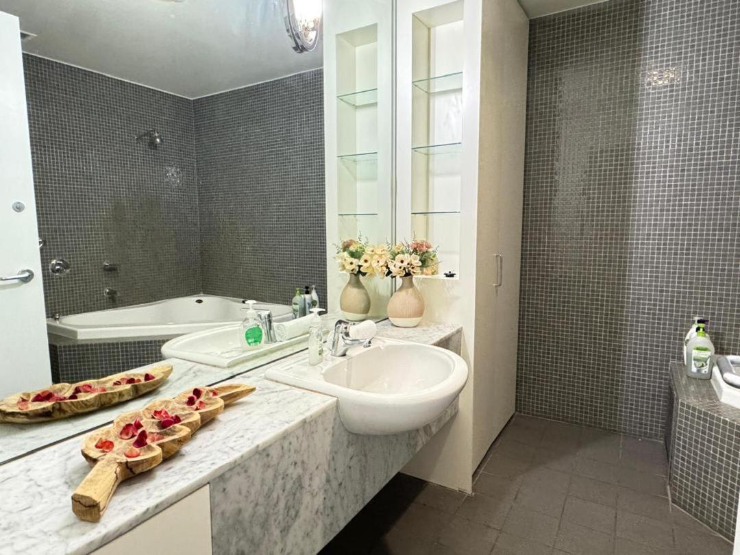 Apartment A Chic Bourke St Living Near Chinatown