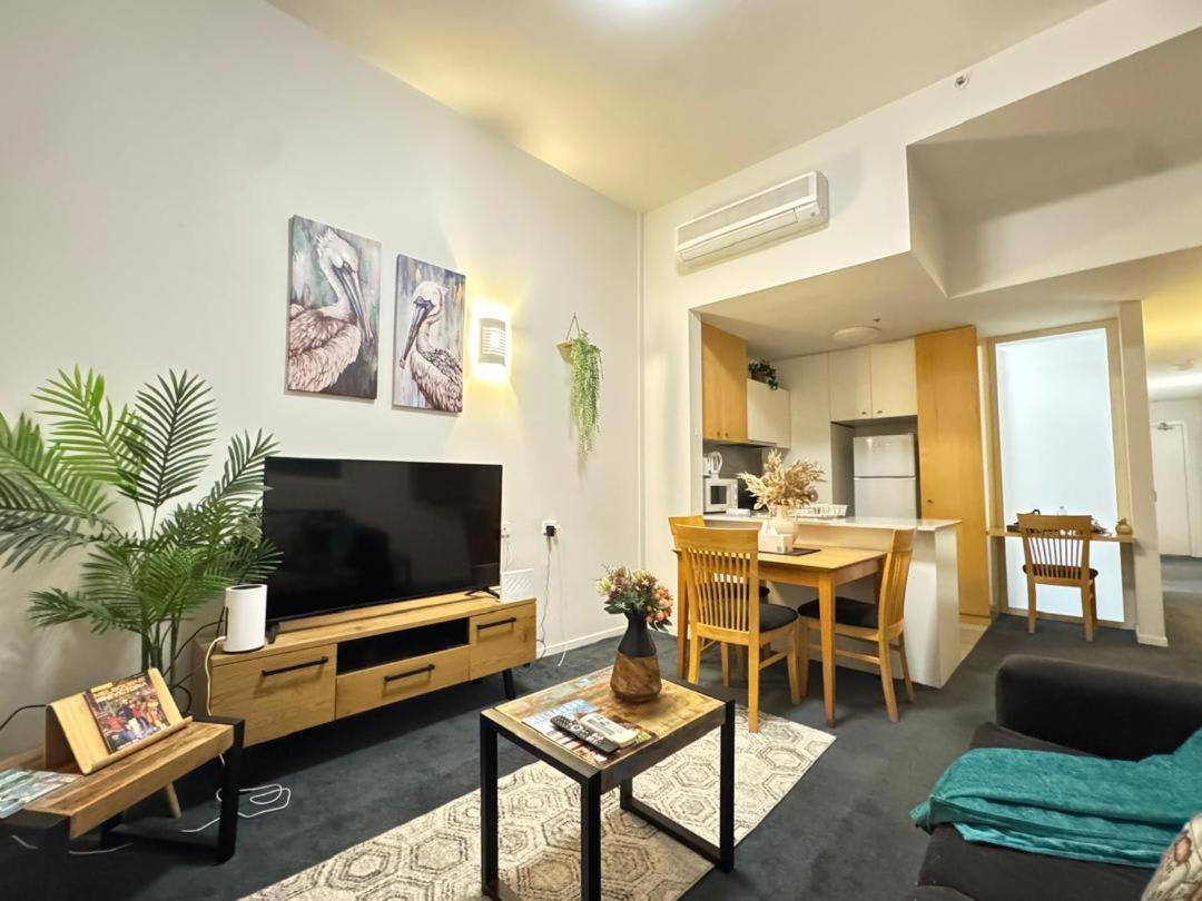 A Chic Bourke St Living Near Chinatown Apartment