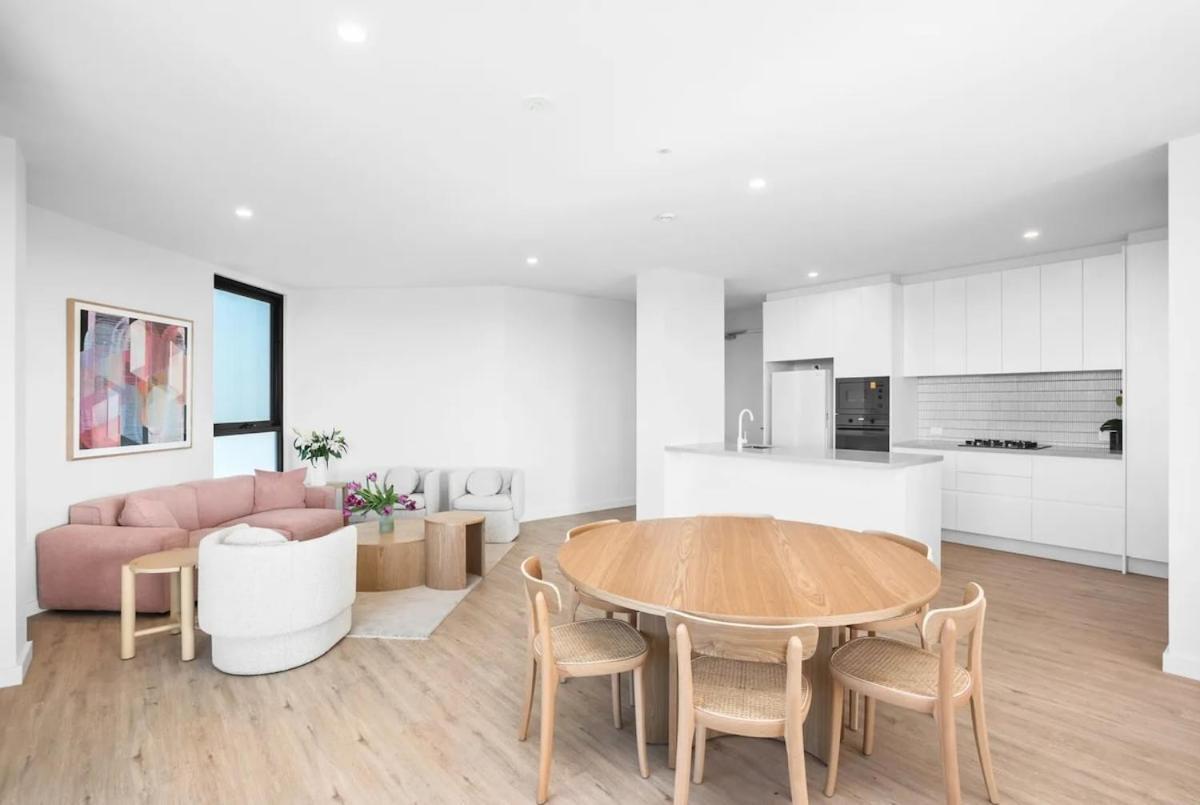 Luxury 2 Bed In Elsternwick With Views Of