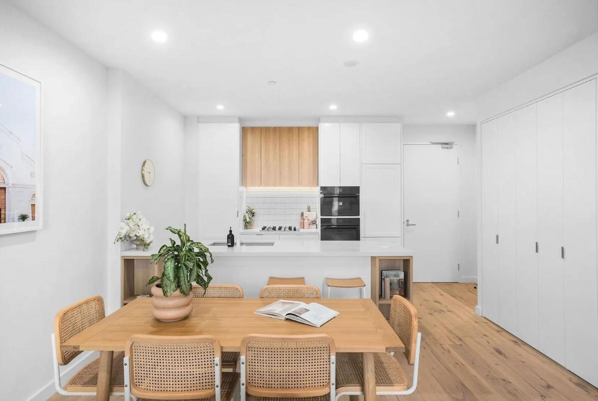 Luxury 2 Bed In Elsternwick With Views Of Apartment *