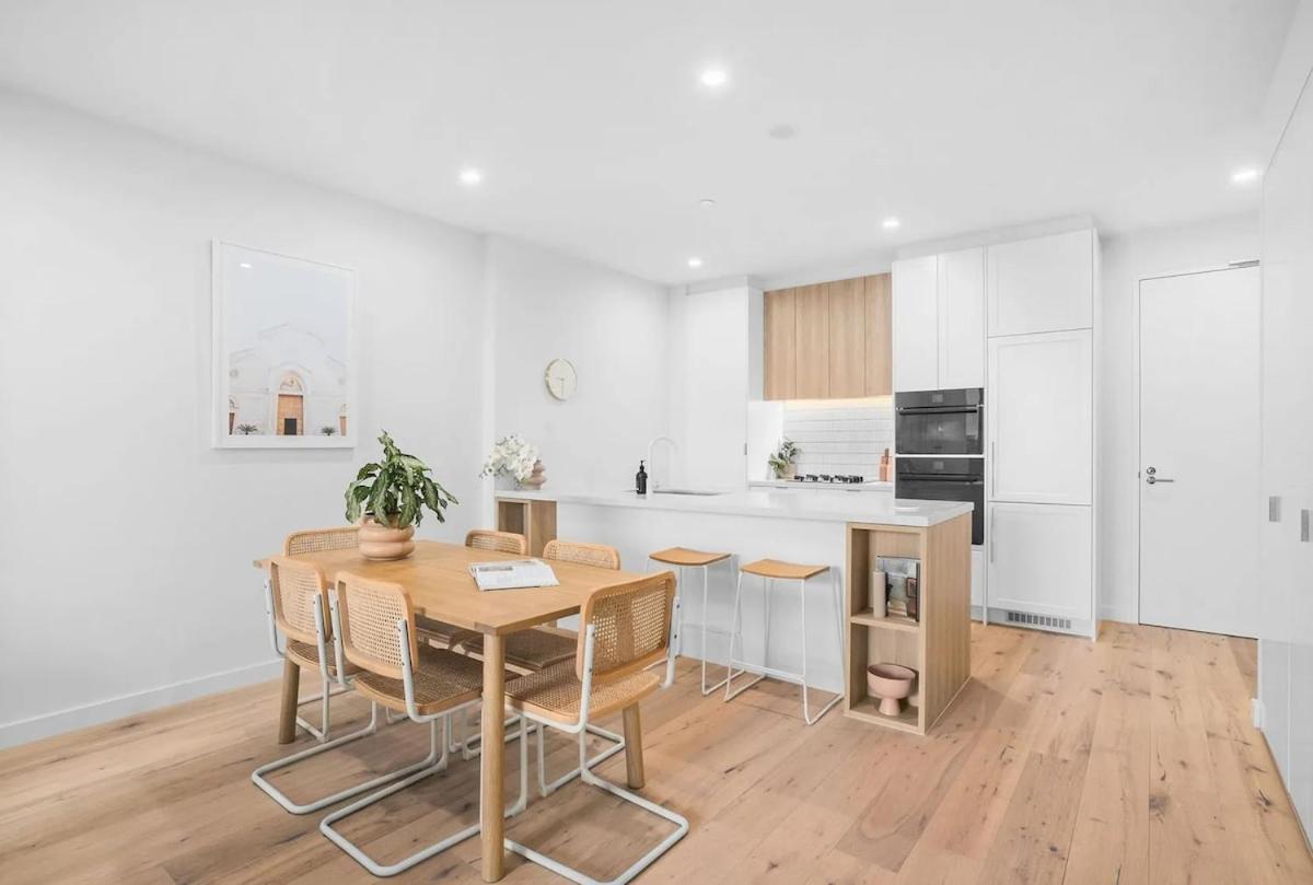 Luxury 2 Bed In Elsternwick With Views Of Apartment