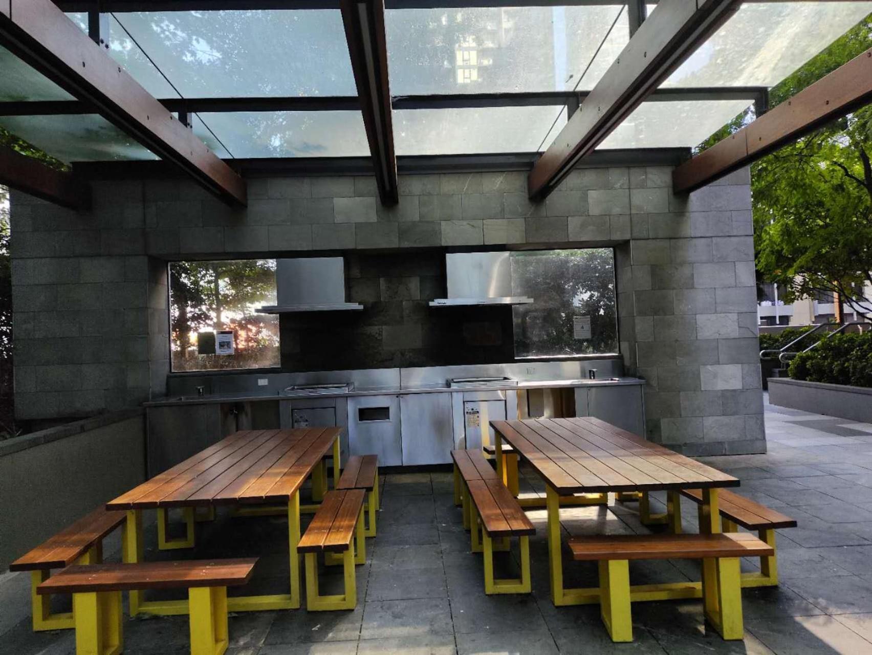 L3006 Penthouse With Balcony Gym Pool Sauna And Garden Melbourne