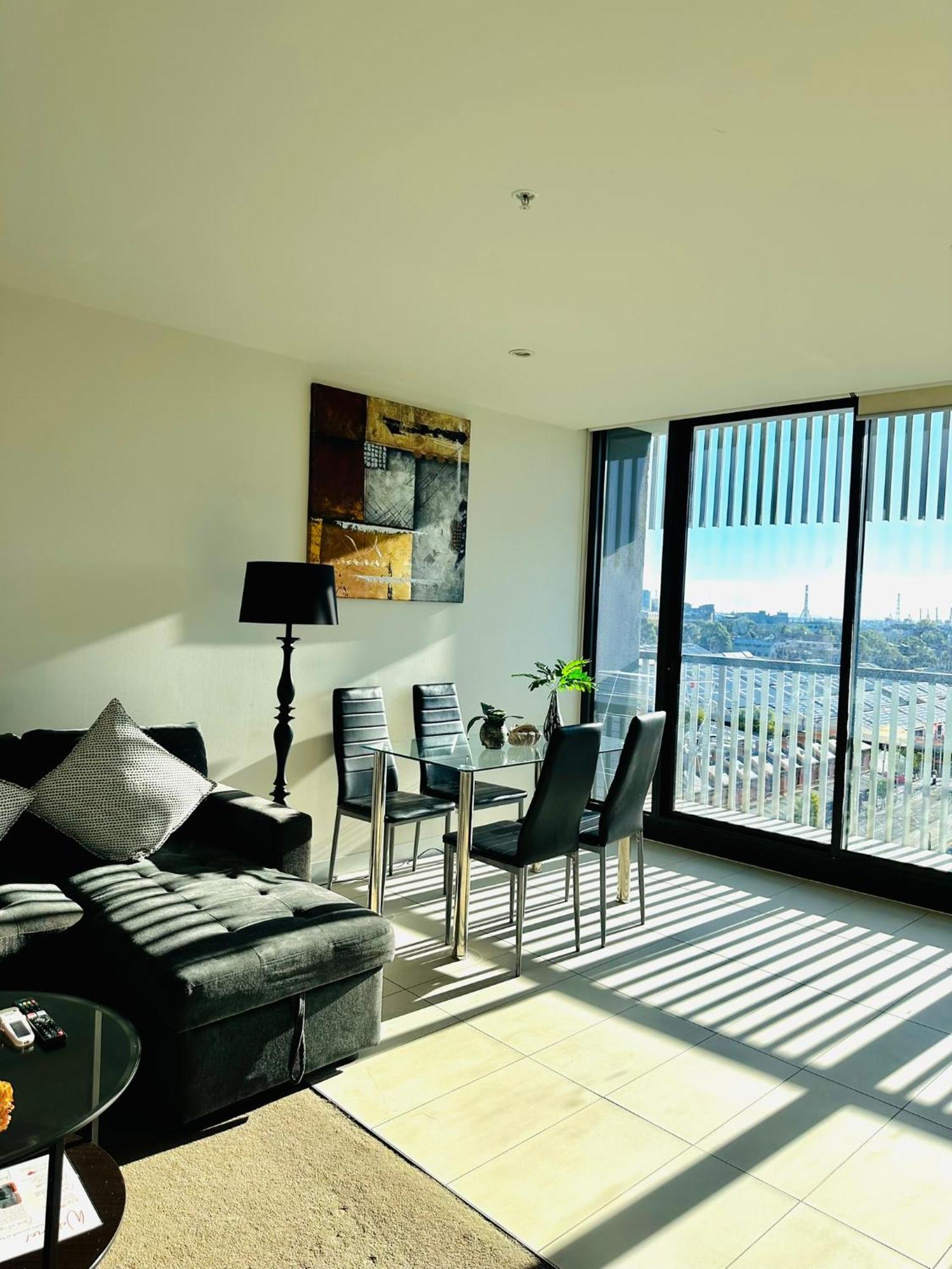 Premium With Balcony And Free Tram Access Apartment Melbourne