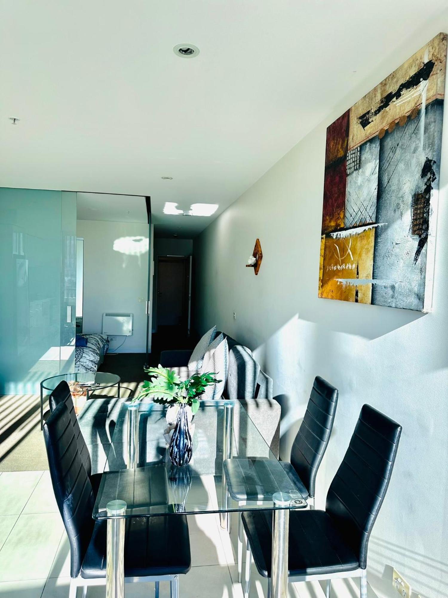 Premium With Balcony And Free Tram Access Apartment Melbourne