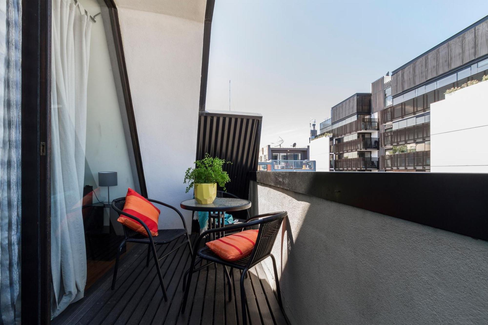 Melbourne- Balcony With Skylineviews #ausgp #f1