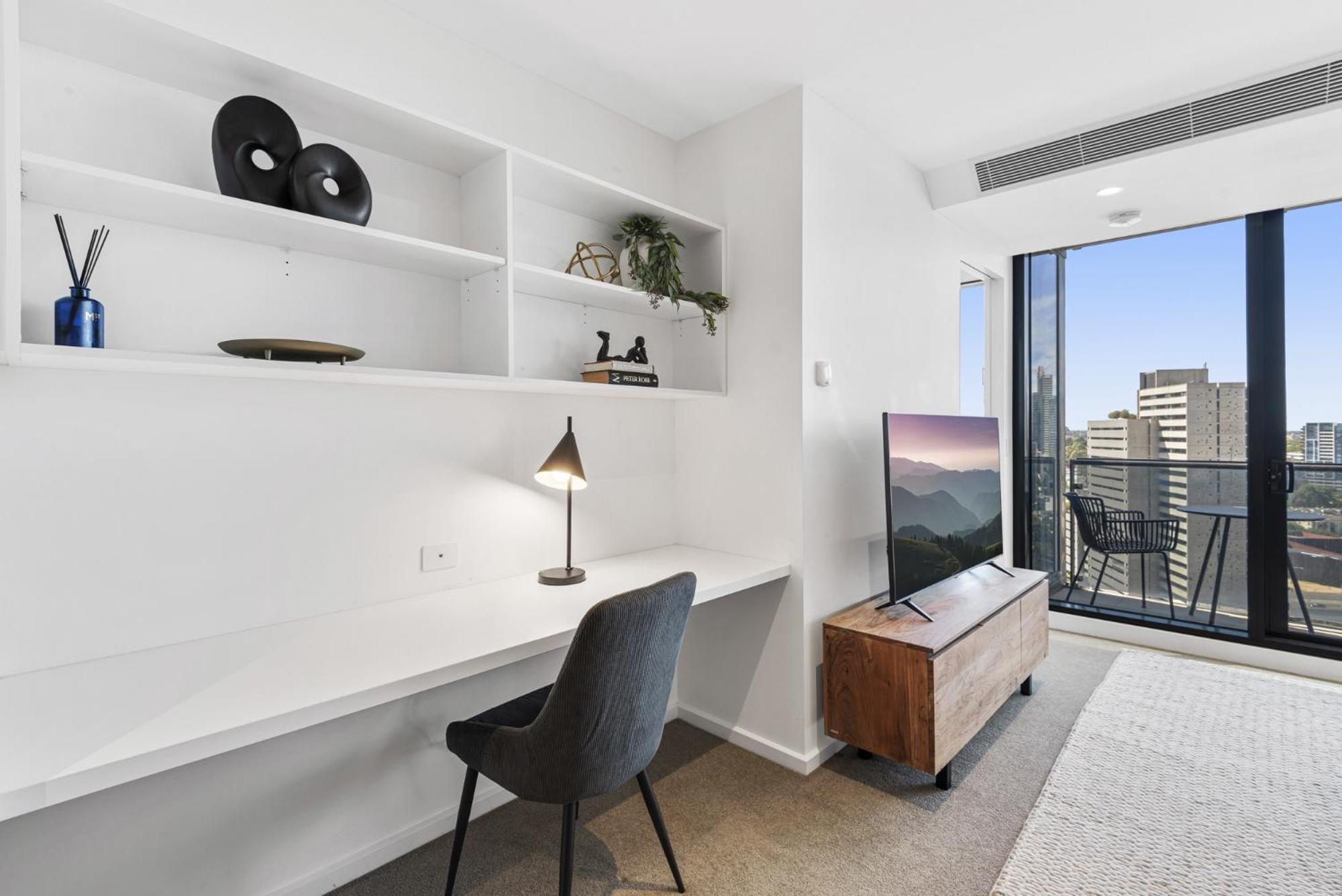 Elegant 2-bed With Balcony & Views *