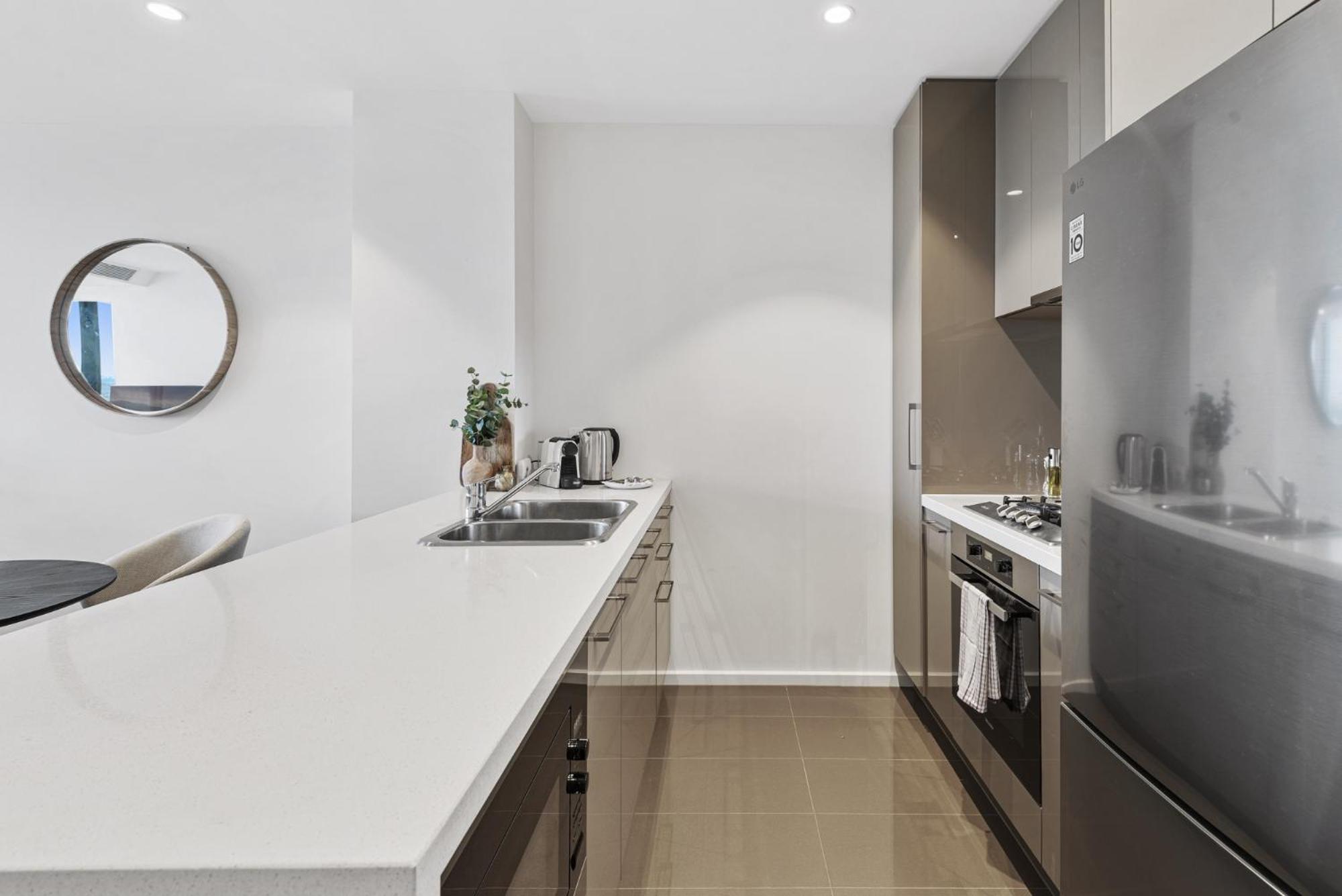 Elegant 2-bed With Balcony & Views * Melbourne
